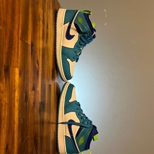 Jordan 1 mid SE.    color:blue.      Size: 7 USA.  Freshly cleaned